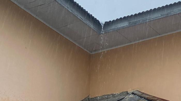 PRAKIRAAN CUACA - Potret hujan ringan di Kota Gorontalo hari ini Senin (20/4/2026) pada pukul 16.24 Wita - Berikut prakiraan cuaca BMKG Gorontalo besok Selasa 21 April 2026 lengkap di setiap Kecamatan per Kabupaten/Kota. (TribunGorontalo.com/Tita Rumondor)