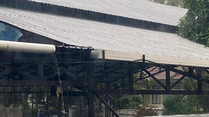 PRAKIRAAN CUACA - Potret hujan ringan di Kota Gorontalo hari ini Senin (20/4/2026) pada pukul 16.24 Wita - Berikut prakiraan cuaca BMKG Gorontalo besok Selasa 21 April 2026 lengkap di setiap Kecamatan per Kabupaten/Kota.