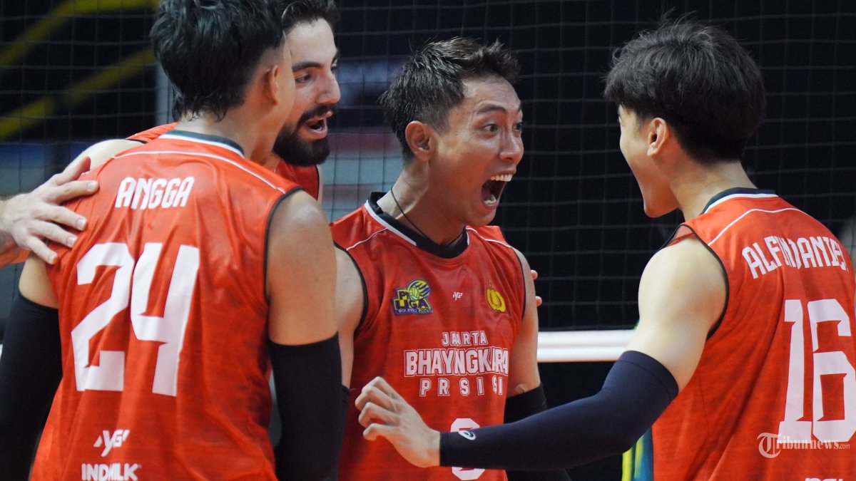 PROLIGA 2026 - Ekspresi pevoli putra Bhayangkara Presisi, Yuda Madiansyah Putra (kedua kanan) bersama Alfin Daniel (kanan) setelah mendapatkan poin dalam pertandingan melawan tim voli Surabaya Samator final four seri kedua Proliga 2026 di Gor Sritex Arena, Solo, Minggu (12/4/2026). Garuda Jaya takluk 3-0 (23-25,23-25,21-25) dari Bhayangkara Presisi. TRIBUNNEWS/Muhammad Nursina