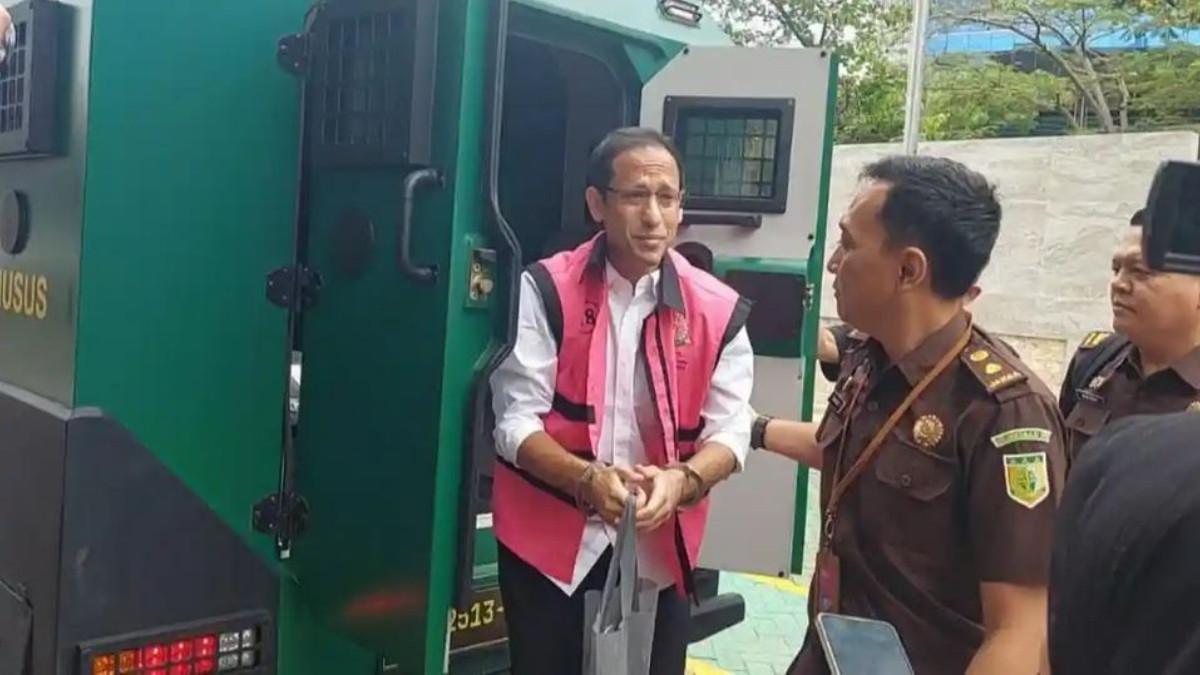 Momen eks Mendikbudristek Nadiem Makarim saat tiba di Gedung Kejaksaan Negeri Jakarta Pusat, Senin (10/11/2025). Kasus korupsi program digitalisasi pendidikan terkait pengadaan laptop Chromebook periode 2019-2020.