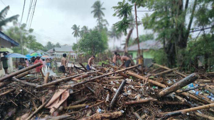 BANJIR -- Potret material kayu dibawa banjir hingga ke tengah permukiman warga Batudaa, Kabupaten Gorontalo, Provinsi Gorontalo, Jumat sore (15/5/2026).