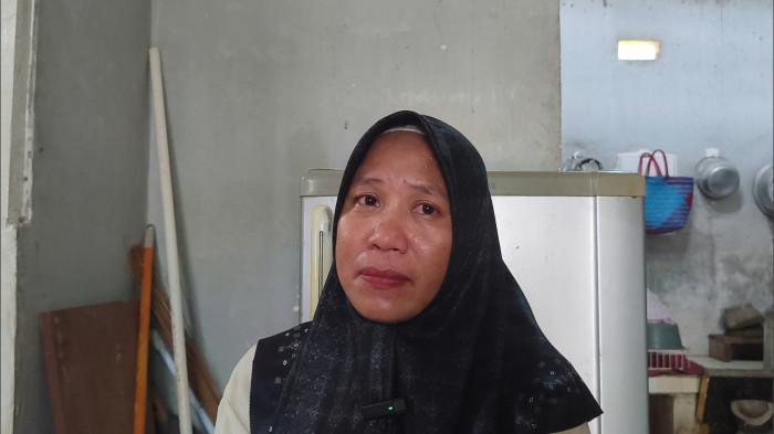 SOSOK MAISIR -- Nurainun Bahu (44) adik korban yang tersambar petir, Maisir Rawani Bahu. Ia menceritakan sosok korban, Jumat (15/5/2026).