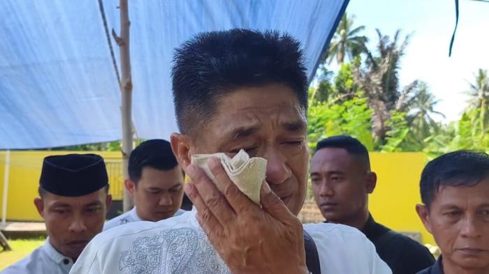 PEMAKAMAN KORBAN -- Suasana duka menyelimuti rumah almarhum Maisir Rawani Bahu di Desa Tingkohubu, Kecamatan Suwawa, Kabupaten Bone Bolango, Jumat (15/5/2026).