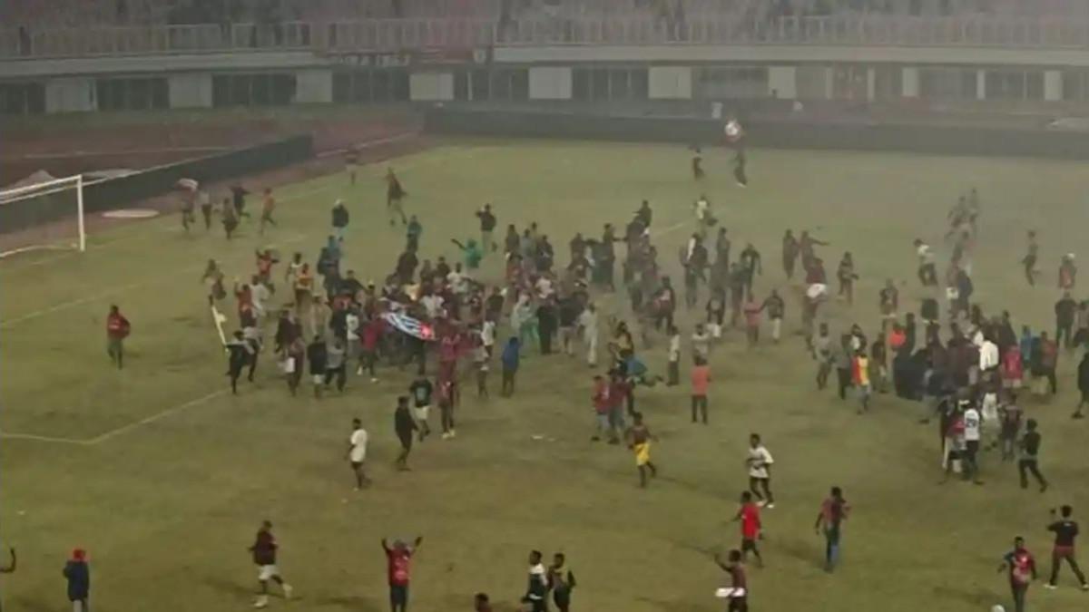 Aksi kerusuhan di Stadion Lukas Enembe setelah Persipura Jayapura kalah dari Adhyaksa FC dalam playoff Championship Liga 2 2025/2026, Jumat (8/5/2026).