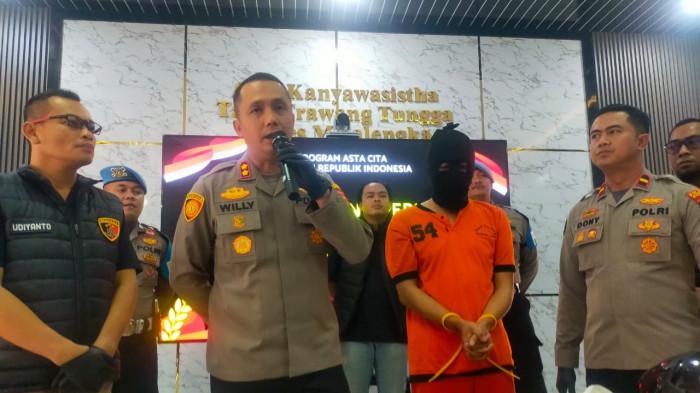 KONFERENSI PERS - Kapolres Majalengka AKBP Willy Andrian dalam konferensi pers di Mapolres Majalengka, Selasa (21/10/2025). Polisi mengungkap kejadian pembunuhan terhadap anak 11 tahun.