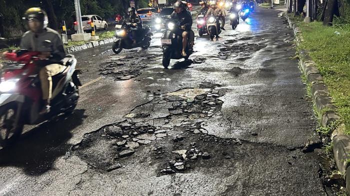 RUSAK PARAH - Kondisi Jalan Prof Dr Hamka, tanjakan Silayur, Kota Semarang rusak parah dan dipenuhi lubang besar seusai hujan deras mengguyur wilayah tersebut pada Jumat (15/5/2026) malam. Pengguna jalan terlihat memperlambat kendaraan dan bermanuver zigzag saat melintas untuk menghindari lubang yang tergenang air.