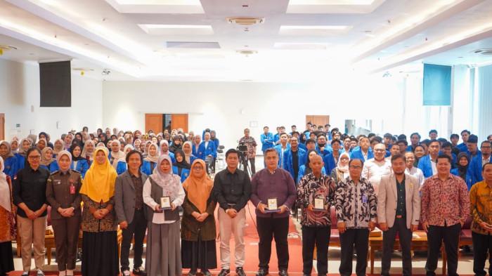 SEMINAR NASIONAL - Fakultas Hukum Universitas Muhammadiyah Purwokerto (UMP) menyelenggarakan Seminar Nasional bertajuk 'Perlindungan Hukum bagi Pekerja dalam Skema Kerja Fleksibel di Era Ekonomi GIG' pada Selasa (12/5/2026) lalu. Acara ini menjadi wadah diskusi strategis merespons dinamika dunia kerja modern yang kian fleksibel namun minim jaminan keamanan hukum.
