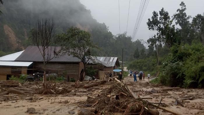 LONGSOR - Empat rumah warga mengalami kerusakan usai diterjang material longsor di Desa Katimbang, Kecamatan Matangnga, Kabupaten Polman, Sulbar, Sabtu (16/5/2026).