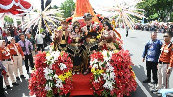 CERITA RAKYAT - Parade Surabaya Vaganza 2025 kembali digelar Pemkot Surabaya dengan mengambil start di Tugu Pahlawan Surabaya, Minggu (25/5/2025). (25/5/2025). Wali Kota Surabaya Eri Cahyadi membuka parade dengan menjadi 'Sawunggaling' pada rangkaian Hari Jadi Kota Surabaya (HJKS) ke-732 yang mengangkat tema tentang 