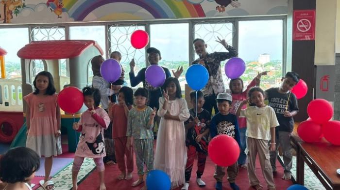 Kegiatan ini menghadirkan Kak Ilham, pendongeng dari komunitas Paseduluran Pendongeng Solo