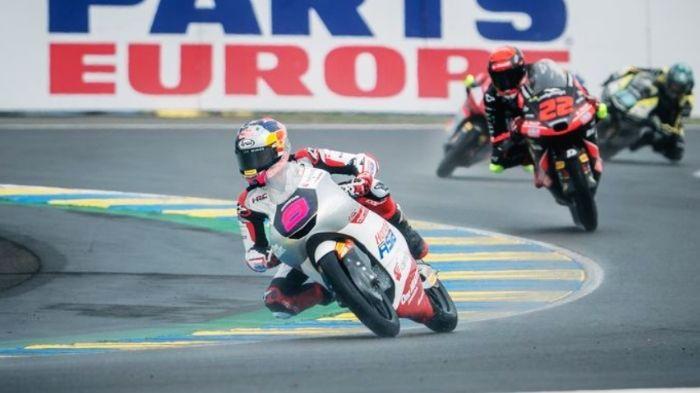 BALAPAN - Pembalap Indonesia, Veda Ega Pratama, mengaku ada kesulitan selama sesi Practice Moto3 Catalunya 2026.