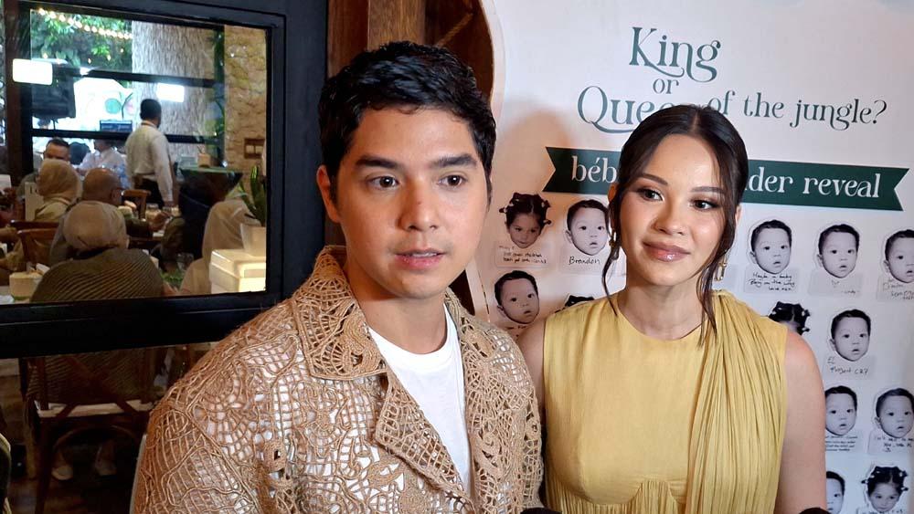 MENANGIS - Al Ghazali dan Alyssa Daguise menggelar acara gender reveal atau mengumumkan jenis kelamin anak pertama mereka di kawasan Ampera, Jakarta Selatan, Minggu (21/12/2025). Al mengaku menangis di atas panggung saat tahu anak pertamanya perempuan. (Ari)