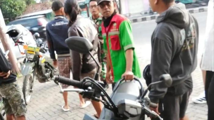 MOTOR KORBAN - Polisi mengamankan motor korban yang hendak dicuri pelaku penembakan Brigadir Arya Supena di depan toko kue Yussy Akmal, jalan ZA Pagar Alam Bandar Lampung, Sabtu (9/5/2026).