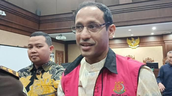 PAKAI UANG PRIBADI - Eks Mendikbudristek Nadiem Makarim memberikan keterangan saat waktu jeda sidang di Pengadilan Tipikor Jakarta, Senin (23/2/2026). Terungkap dalam sudang terbaru, bahwa Nadiem Makarim menggaji staf khususnya dengan uang pribadi.