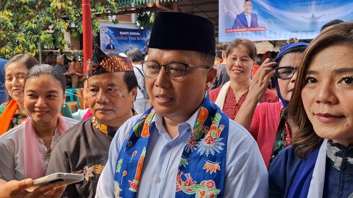 BAKSOS PERINGATI KENAIKAN KRISTUS - Demokrat menggelar Bakti sosial distribusi 300 paket sembako untuk warga di Gereja Katolik, Santo Servatius, Kampung Sawah, Kota Bekasi, kegiatan ini dalam rangka peringati Kenaikan Yesus Kristus, Senin (14/5/2026).