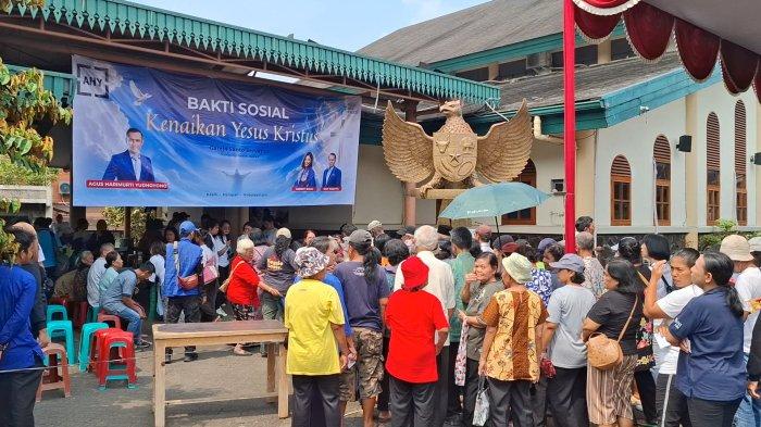 BAKSOS PERINGATI KENAIKAN KRISTUS - Demokrat menggelar Bakti sosial distribusi 300 paket sembako untuk warga di Gereja Katolik, Santo Servatius, Kampung Sawah, Kota Bekasi, kegiatan ini dalam rangka peringati Kenaikan Yesus Kristus, Senin (14/5/2026).