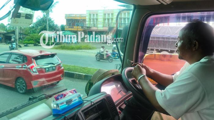 ANTREAN SOLAR - Sopir truk, Abdul Rahman (52) antre solar di SPBU Jalan Raya By Pass, Kecamatan Pauh, Kota Padang, Sabtu (16/5/2026). Ia sudah mengantre solar sejak Jumat malam namun belum kunjung mendapatkannya.