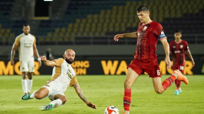 BERDUEL - Pesepak bola Persis Solo, Luka Dumamcic (kanan) menggiring bola dan diadang pesepak bola Dewa United, Johnathan Carlos dalam pertandingan Super League di Stadion Manahan, Solo, Sabtu (16/5/2026) malam. TRIBUNNEWS/Muhammad Nursina