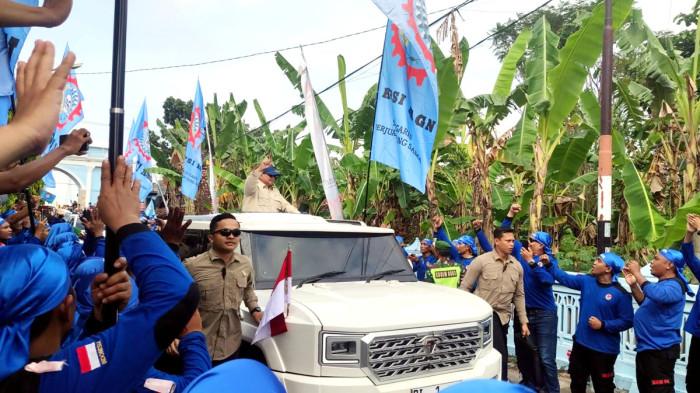 BURUH SAMBUT PRESIDEN - Para buruh dan warga tumplek blek di kawasan Desa Nglundo, Kecamatan Sukomoro, Kabupaten Nganjuk, Jawa Timur, Sabtu (16/5/2026). Mereka menyambut kedatangan Presiden RI Prabowo Subianto untuk meresmikan Museum Ibu Marsinah dan Rumah Singgah.