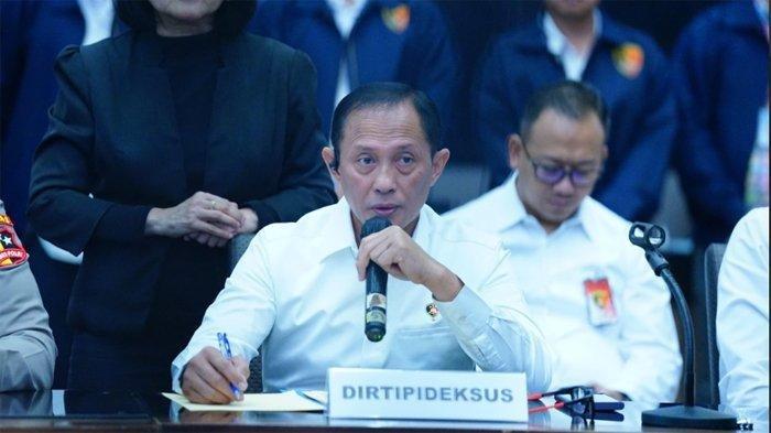 BRIGJEN HELFI - Dirtipideksus Bareskrim Polri Brigjen Pol Helfi Assegaf, saat konferensi pers MinyaKita di Gedung Bareskrim Polri, Jakarta, Selasa (11/3/2025). Dia membeberkan modus dari produsen MinyaKita yang berada di Depok, Jawa Barat sehingga takaran tidak sesuai dengan yang tertera di kemasan.