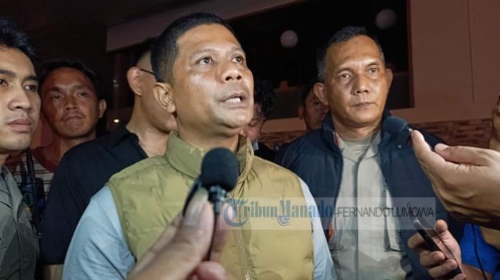 KEBAKARAN - Kapolresta Manado Kombes Pol Irham Halid diwawancarai usai penanganan dan evakuasi korban peristiwa kebakaran Megamall Manado, Sabtu (16/5/2026) malam