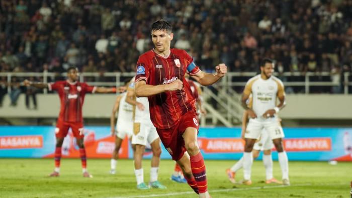 SELEBRASI - Selebrasi pesepak bola Persis Solo, Luka Dumancic setelah mencetak gol ke gawang Dewa United dalam pertandingan Super League di Stadion Manahan, Solo, Sabtu (16/5/2026) malam. TRIBUNNEWS/Muhammad Nursina