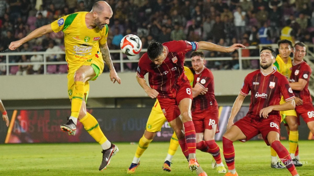 BERDUEL UDARA - Pesepak bola Persis Solo, Luka Dumancic (tengah) berduel udara dengan pesepak bola Persebaya, Milos Raickovic (kiri) dalam pertandingan Super League di Stadion Manahan, Solo, Sabtu (9/5/2026) malam. Laga Persis Solo vs Persebaya berakhir imbang tanpa gol. TRIBUNNEWS.COM/Muhammad Nursina