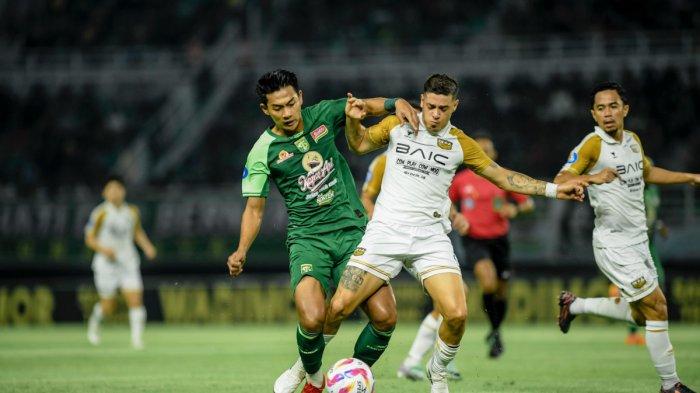 Malik Risaldi mempertahankam bola dari rebutan pemain Dewa United Alexis Messidoro saat pertandingan Liga 1 musim 2024/2025 antara Persebaya Surabaya vs Dewa United.