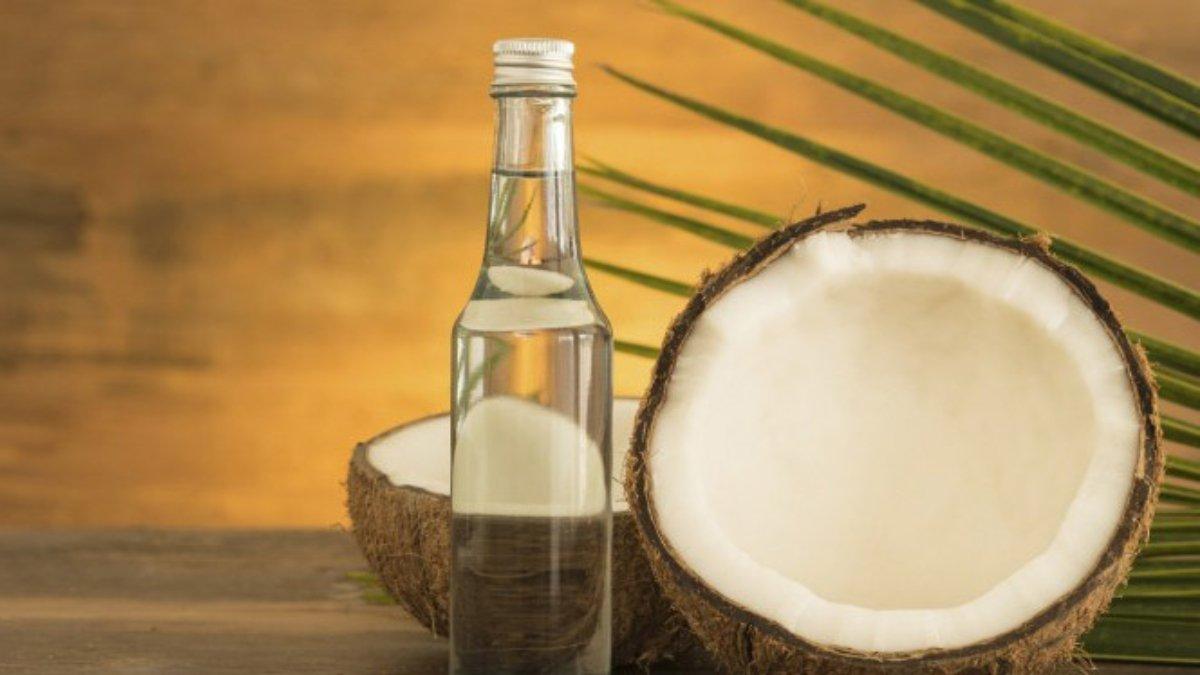 Minyak kelapa bisa menjadi bahan alami untuk menghilangkan milia.