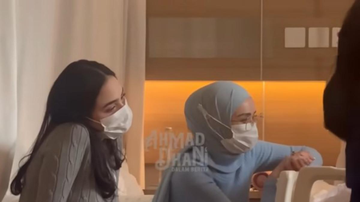 Momen Syifa Hadju saat datang ke rumah sakit usai Alyssa Daguise lahiran,