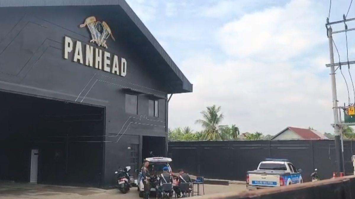 TNI TEMBAK REKAN - Denpom II/4 Palembang melakukan olah TKP di tempat kejadian penembakan anggota TNI di tempat hiburan malam di Jalan Alamsyah Ratu Prawira Negara, Kecamatan Ilir Barat (IB) 1, Palembang, Sumatera Selatan, Sabtu (16/5/2026).