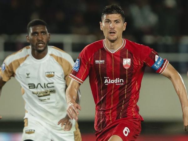 Damion Lowe (kiri) dan Luka Dumancic (kanan) dalam laga Persis Solo vs Dewa United pada pekan ke-33 Super League 2025/26, Sabtu (16/5/2026). 
