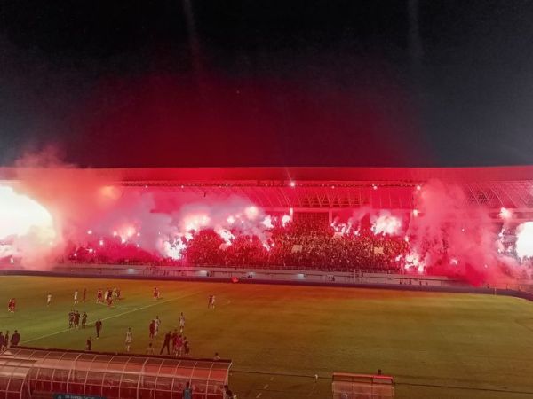 Suporter Persis Solo menyalakan flare tepat setelah laga melawan Dewa United berakhir di Stadion Manahan, Surakarta, pada Sabtu (16/5/2026) malam.
