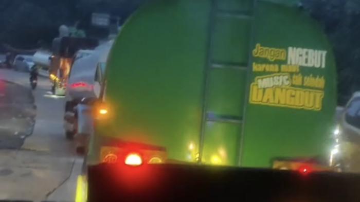 MACET - Penampakan macet di Sitinjau Lauik, Kecamatan Lubuk Kilangan, Kota Padang, Sabtu (16/5/2026). Kemacetan terjadi akibat kecelakaan beruntun di Kelok S dan truk rusak di Kelok Banto.