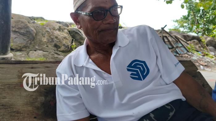 TAK MELAUT- Aswandi (60) terpaksa tidak melaut akibat cuaca buruk menghantam Padang, Sabtu (16/5/2026). Ia mengaku hasil tangkapan berkurang selama dua pekan terakhir akibat cuaca buruk.
