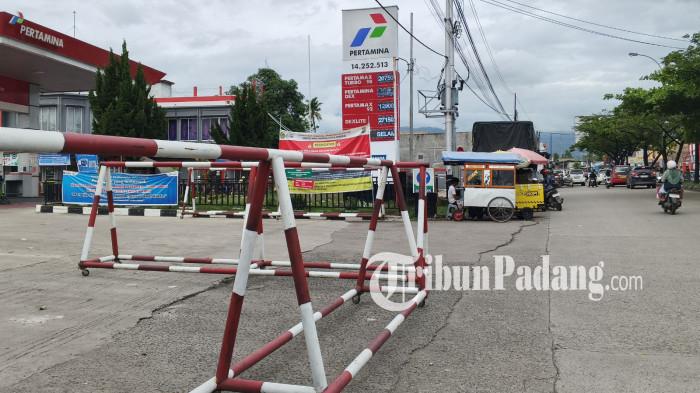SOLAR KOSONG- Kondisi SPBU Bandar Buat, Kota Padang, Sabtu (16/5/2026) sore, tampak sepi dari antrean truk setelah stok bahan bakar jenis solar dilaporkan habis. Pintu masuk SPBU juga sempat ditutup menggunakan pagar besi.