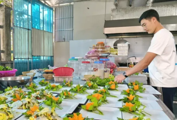 Mr. Dung, owner of a restaurant at Quang Thai beach (Thanh Hoa), prepares dishes for diners, April 2026. Photo: Pham Nguyen