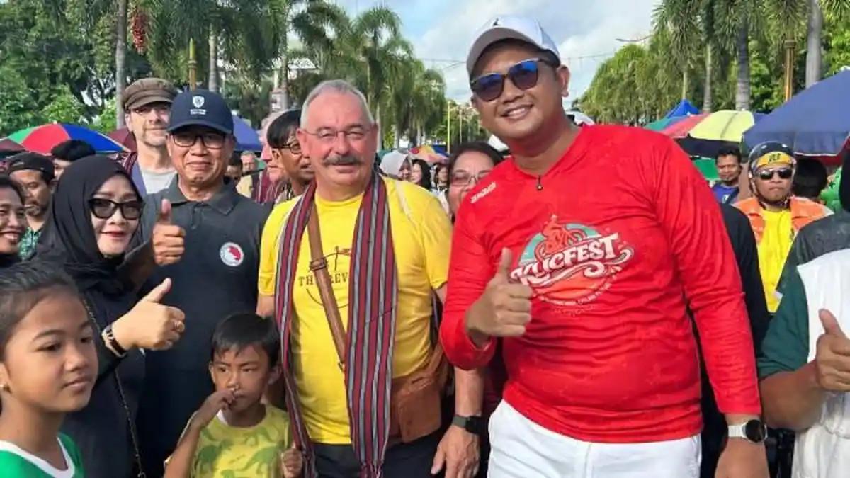 KLATEN KEREN - Delegasi internasional Klicfest 2026 berjalan kaki menyusuri CFD Jalan Pemuda, Klaten, Minggu (17/5/2026), didampingi Bupati Klaten Hamenang Wajar Ismoyo.