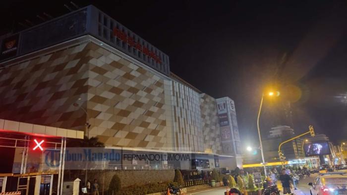 KEBAKARAN - Suasana di Megamall Manado setelah mengalami kebakaran, Sabtu 16 Mei 2026 jelang pergantian hari. Satu korban meninggal dalam peristiwa ini.