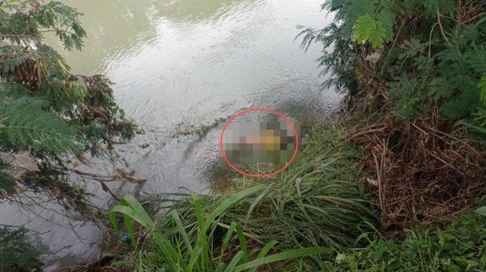 PENEMUAN MAYAT- Sesosok mayat laki-laki dewasa ditemukan mengambang di aliran sungai kawasan Lapangan Sepak Bola Matador, Kelurahan Parak Gadang, Kecamatan Padang Timur, Kota Padang, Sumatera Barat, Minggu (17/5/2026). Korban pertama kali ditemukan warga yang hendak menjaring ikan di sekitar lokasi.