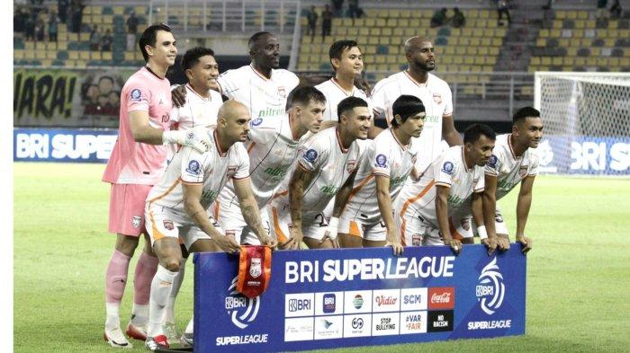 BORNEO FC - Pemain Borneo FC foto bersama sebelum menjalani laga pekan ke-15 Super League 2025-2026 melawan tuan rumah Persebaya Surabaya yang berakhir dengan skor 2-2 di Stadion Gelora Bung Tomo Surabaya, Sabtu (20/12/2025) malam.(KOMPAS.COM/SUCI RAHAYU)