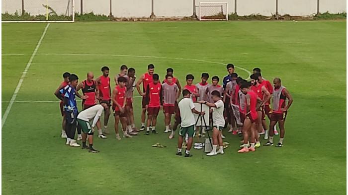 LATIHAN PSM - Skuad PSM Makassar mendapat arahan dari Caretaker PSM Makassar Ahmad Amiruddin saat persiapan melawan Persib di Stadion Kalegowa, Kabupaten Gowa, Sulawesi Selatan (Sulsel), Kamis (14/5/2026). PSM Makassar bertekad menutup pertandingan kandang terakhir dengan kemenangan.
