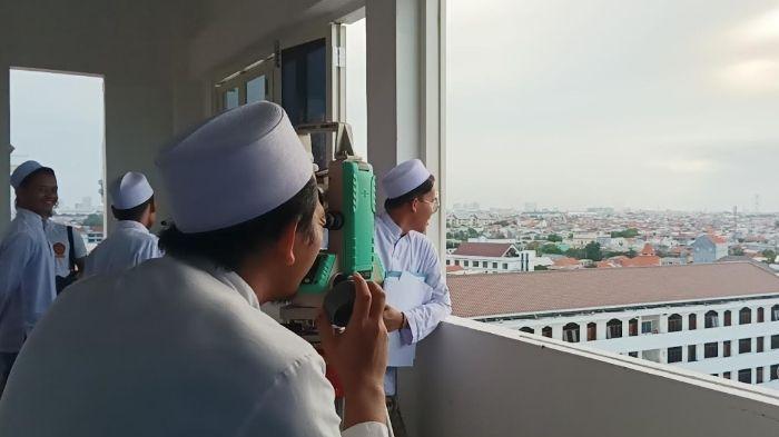 TENTUKAN AWAL RAMADHAN — Lembaga Falakiyah Nahdlatul Ulama (LFNU) Surabaya turut melakukan rukyatul hilal untuk menentukan awal Ramadan 1447 Hijriah/2026 Masehi, Selasa (17/2/2026). Meskipun cuaca di Surabaya terang, hilal diprediksi sulit terlihat. Pantauan hilal oleh LFNU Kota Surabaya dilakukan di gedung baru Pondok Pesantren Assalafi Al Fithrah di Jalan Kedinding Lor No. 99, Tanah Kali Kedinding, Kecamatan Kenjeran, Surabaya.