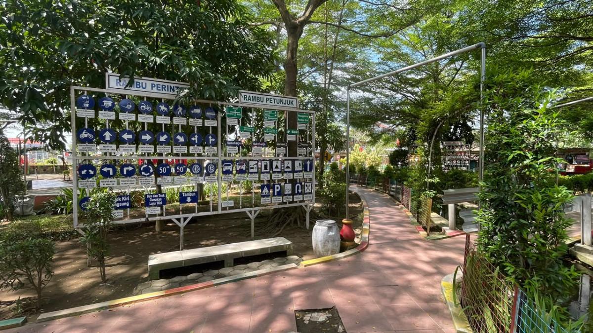 FASILITAS UMUM SUKOHARJO - Taman Pakujoyo Sukoharjo, salah satu kawasan taman bermain yang sudah menerapkan kawasan tampa asap rokok.