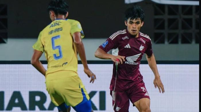 PSM MAKASSAR - Penyerang sayap PSM Makassar Rizky Eka coba melewati bek Persib Bandung Kakang Rudianto di Stadion BJ Habibie, Kota Parepare, Sulawesi Selatan (Sulsel), Minggu (17/5/2026) malam. PSM 0-1 Persib di babak pertama.
