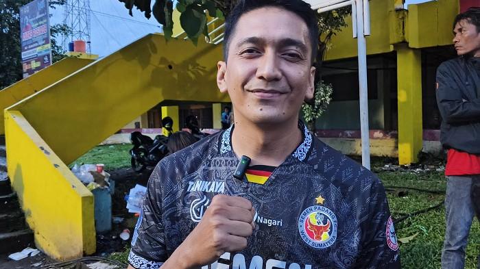 SEMEN PADANG FC - Dirigen The Kmers, Anwar Nurman Bay memberikan keterangan kepada awak media usai pertandingan Semen Padang FC melawan Persebaya Surabaya pada pekan ke-33 BRI Super League 2025/2026 di Stadion H Agus Salim Padang, Jumat (15/5/2026). Ia berharap pembentukan tim dilakukan dengan matang, mulai dari sisi manajemen, pelatih hingga pemain.