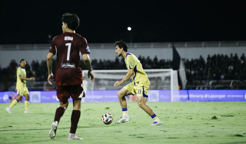AKSI THOM HAYE - Aksi gelandang Persib Bandung, Thom Haye saat melawan PSM Makassar pada pekan ke-33 Super League di Stadion B.J. Habiebie, Parepare, Minggu (17/5/2026) malam WIB.