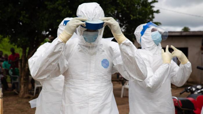 WABAH EBOLA - Petugas medis mengenakan alat pelindung diri lengkap sebelum memasuki zona isolasi Ebola di Kongo. Badan Kesehatan Dunia, WHO, mengingatkan pentingnya mengenali gejala awal untuk mencegah penyebaran virus mematikan ini.