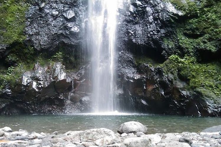 Pesona Air Terjun Kakek Bodo di kawasan Tretes, Pasuruan, menghadirkan panorama alam sejuk dengan aliran air setinggi sekitar 40 meter di lereng Gunung Welirang.