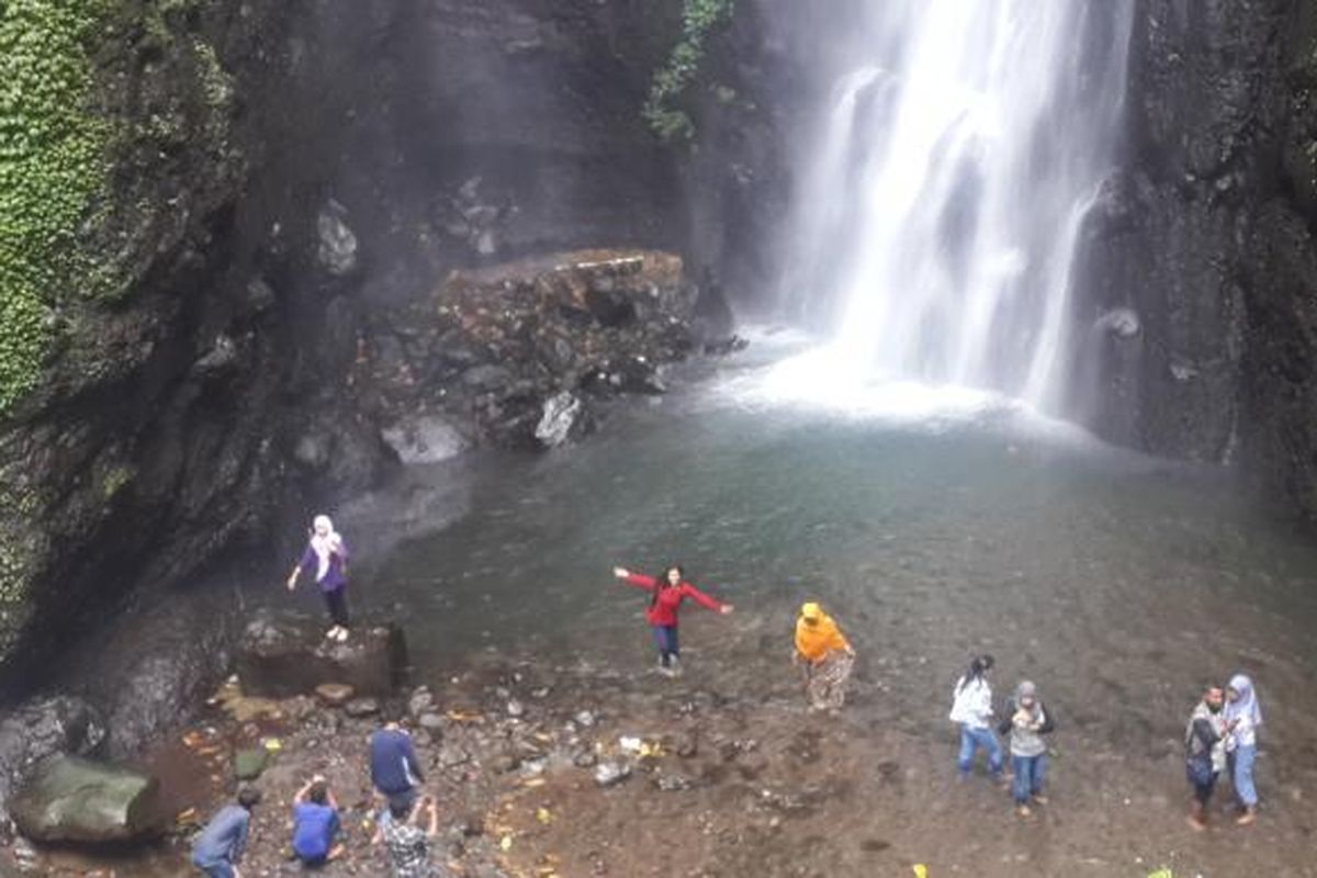 Keindahan Air Terjun Putuk Truno di kawasan Tretes, Pasuruan, menawarkan panorama alam asri dengan udara pegunungan yang sejuk.